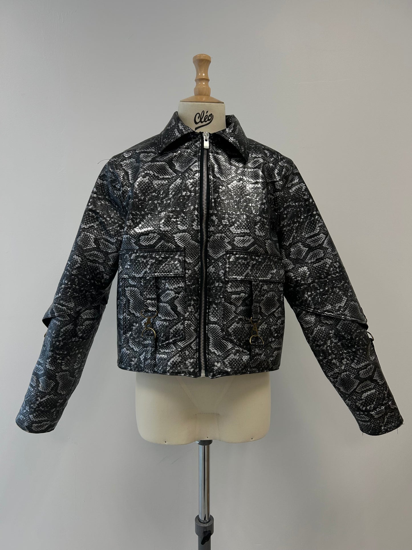 V2 - Black and White croco